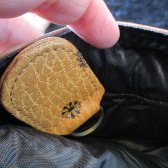 Accent On You Classic Floral Stamped Faux Leather Wallet w/Snap In Key Chain - Picture 4 of 6